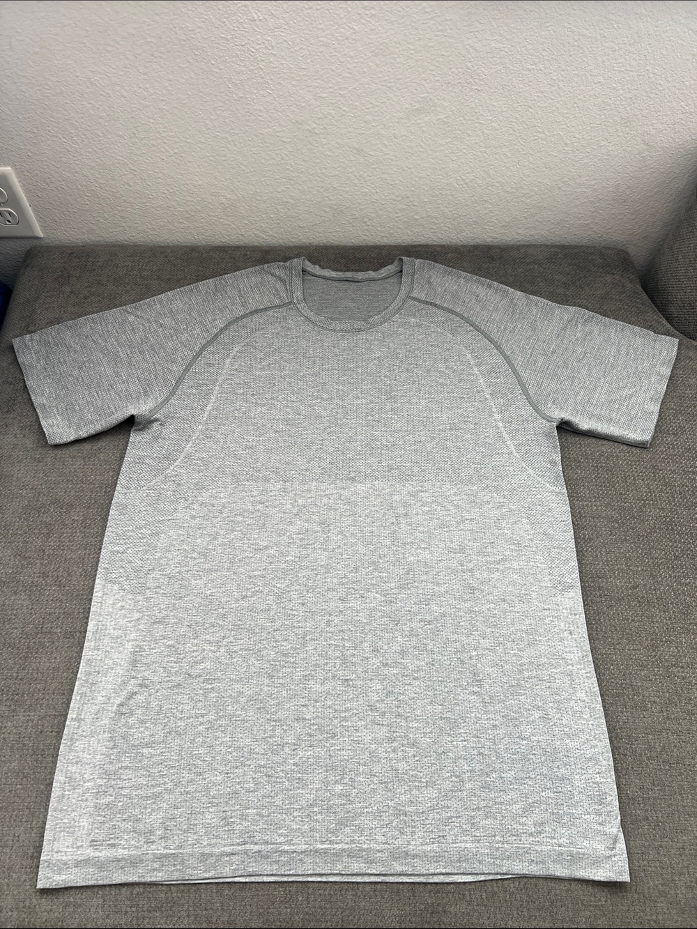 lululemon athletica Men's Light Gray Crew Short Sleeve Shirt